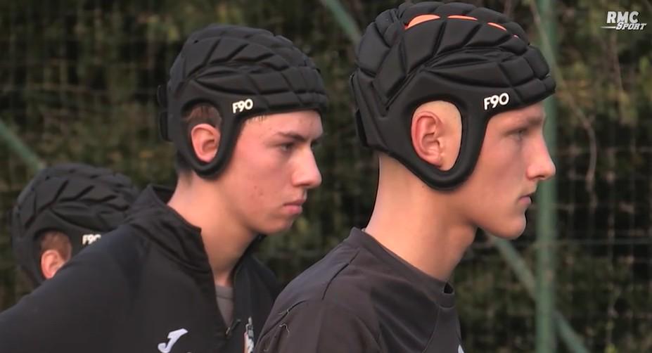 求年轻守门, 佩戴头盔的, 就像任何新 求年轻守门, 佩戴头盔的, 就像任何新